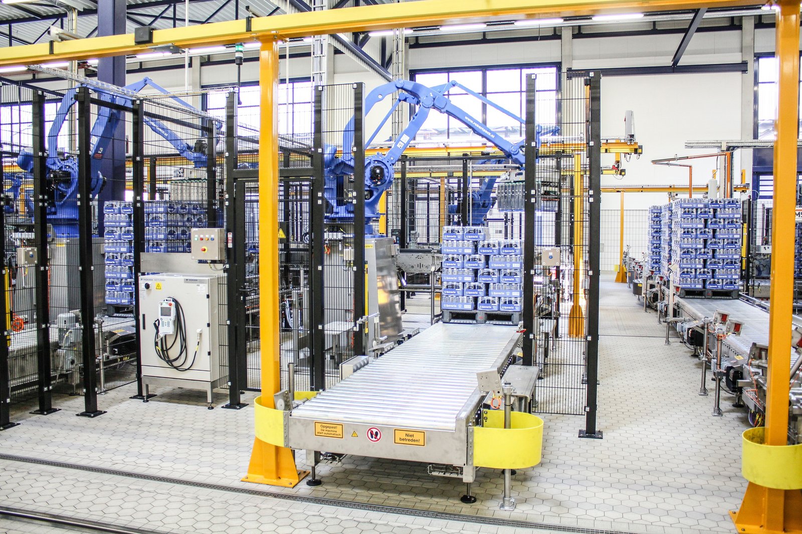 robertpack-robot-palletising-line-with-yaskawa-robot-for-palletising-trays-with-beer-at-bavaria-in-lieshout