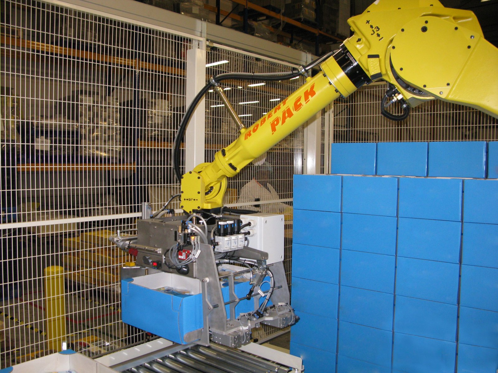 Fanuc-robot-for-palletising-cartons-with-cheese