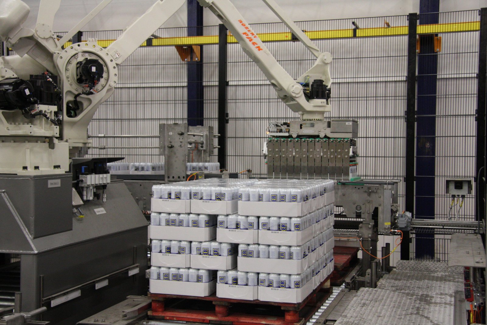 Robertpack-robot-for-palletising-cans-in-the-beverage-industry