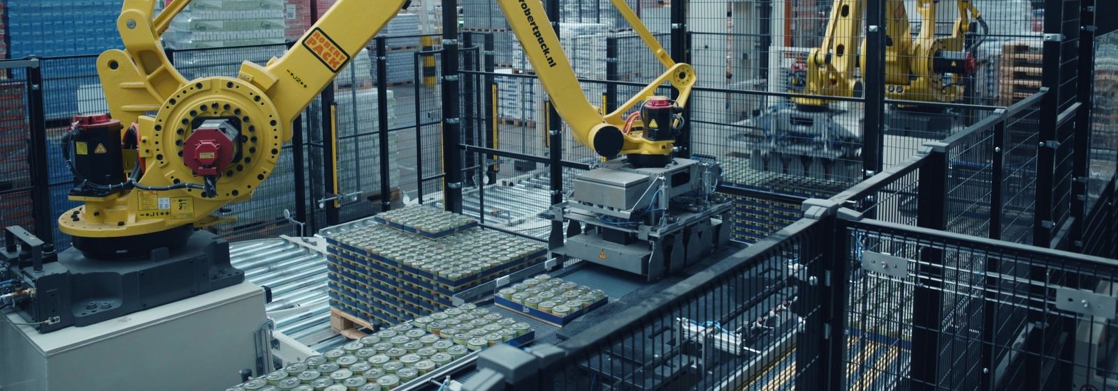 fanuc-palletising-robots-from-robertpack-Zwolle-for-palletising-trays-with-cans-cat-food