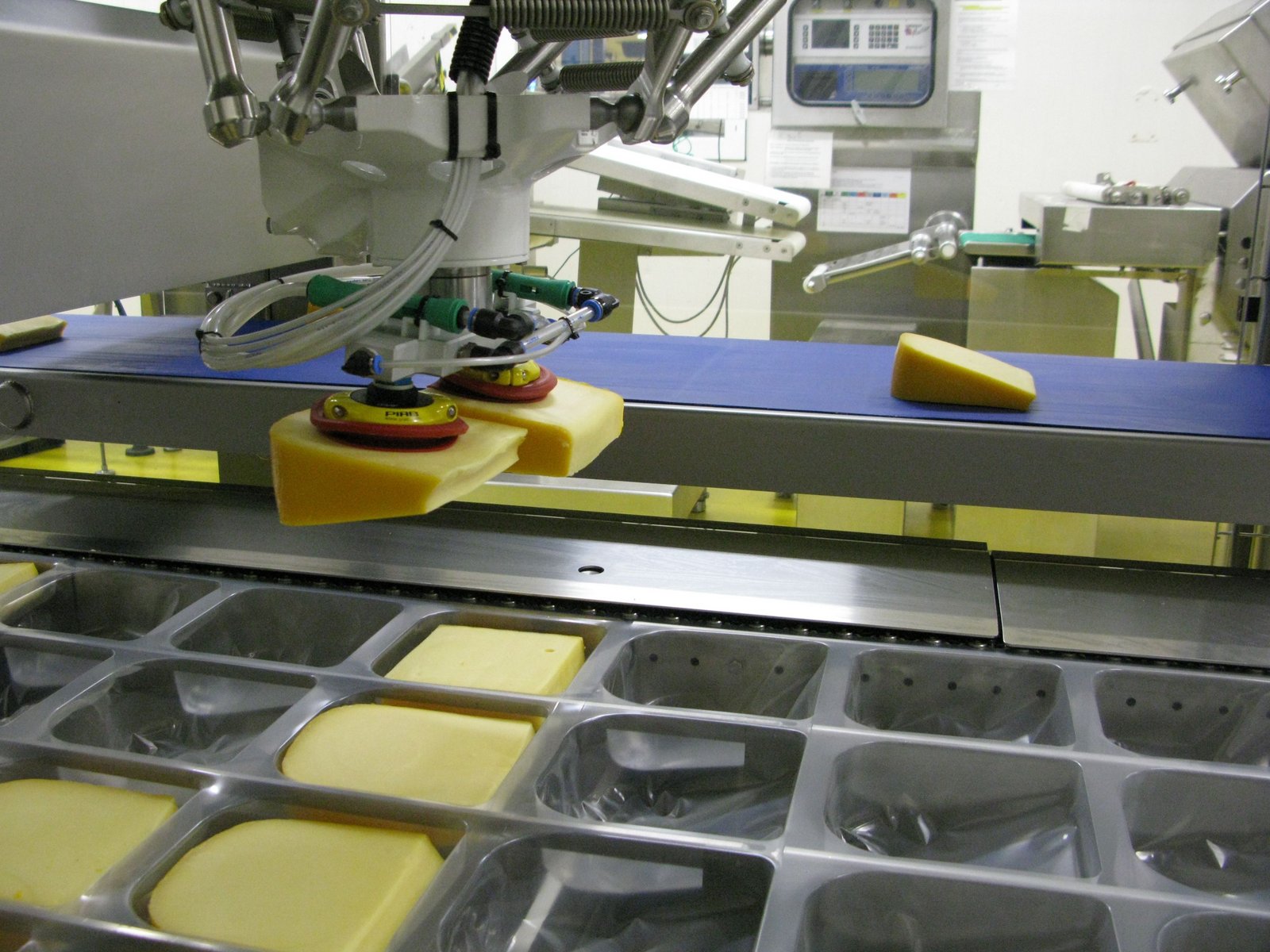 Robertpack-robot-overloader-wedges-cheese