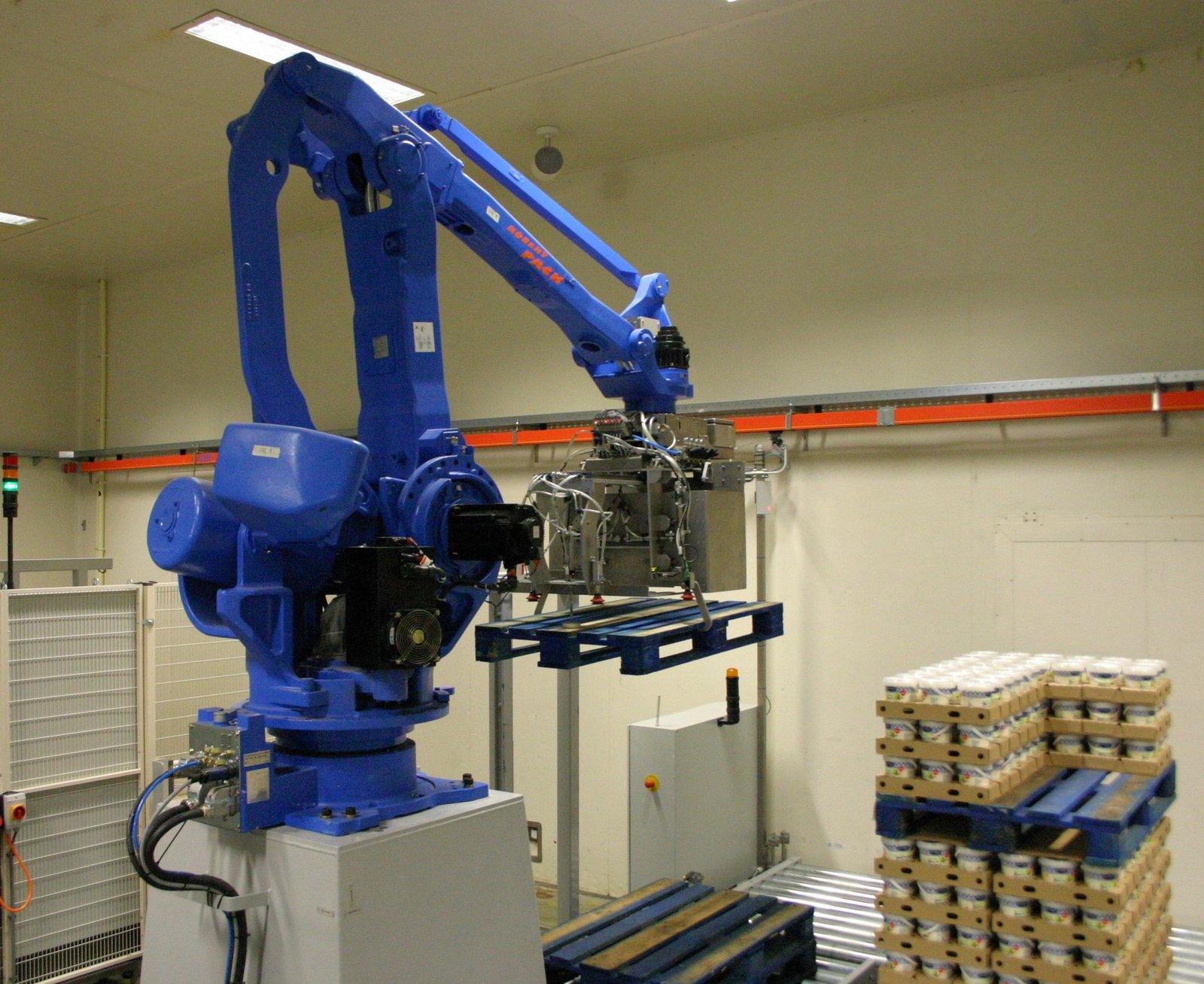 Yaskawa-Robertpack-palletising-robot-for-palletising-trays-with-desserts-from-the-Zuivelhoeve