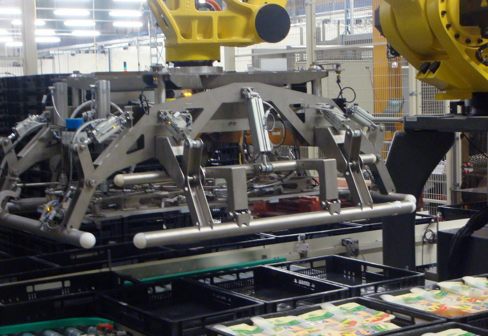 Fanuc-robot-for-handling-CBL-crates-with-cheese