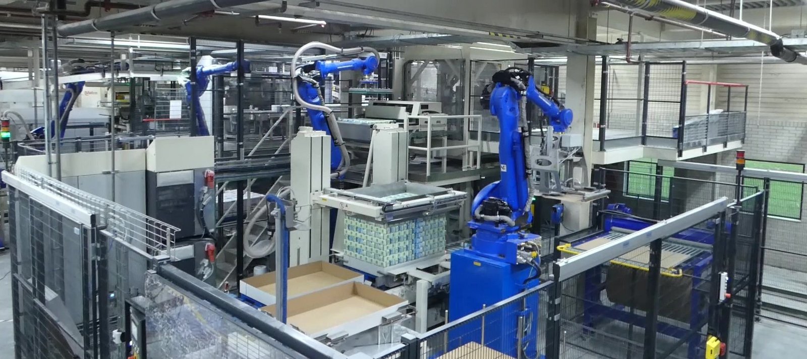Yaskawa-Robertpack-robots-for-palletising-packages-with-sugar