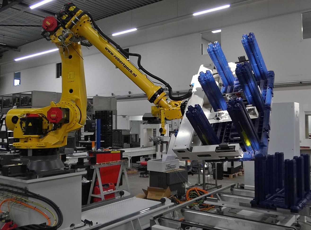 Robertpack-Fanuc-handling-robot-in-the-non-food-industry